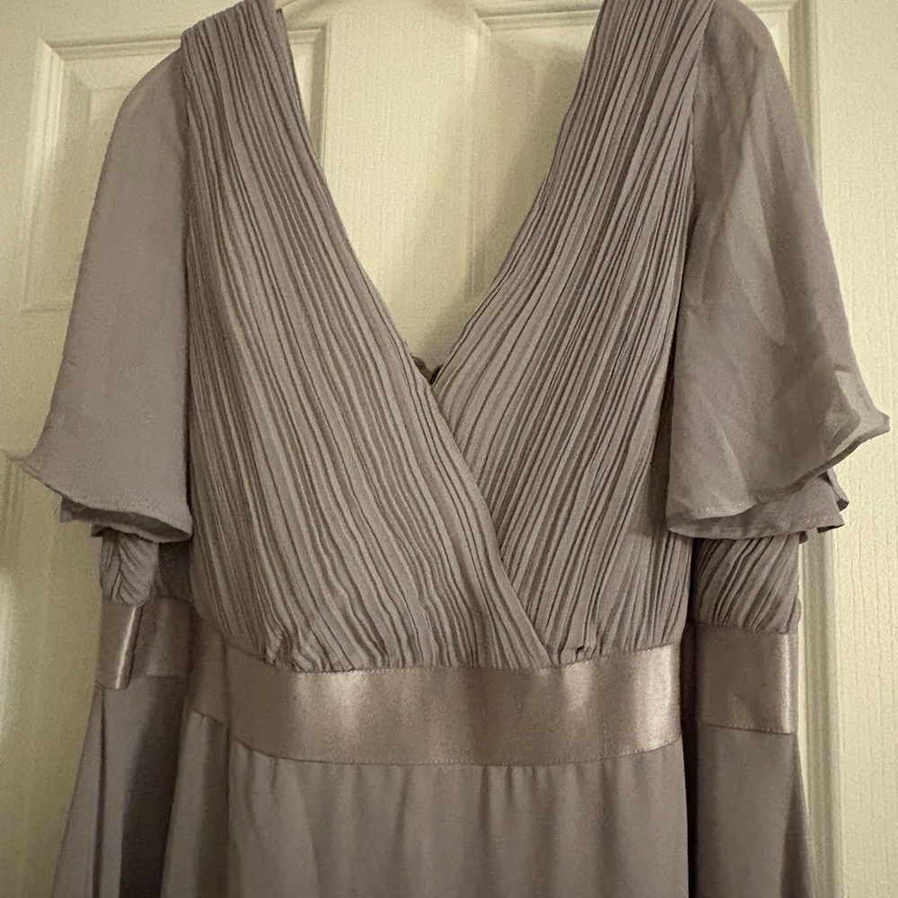 Gorgeous New Ever Pretty Grey Cap Sleeve Dress